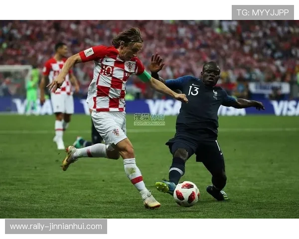 足球球星佩戴安全帽现身赛场 展现另类风采与运动安全并重